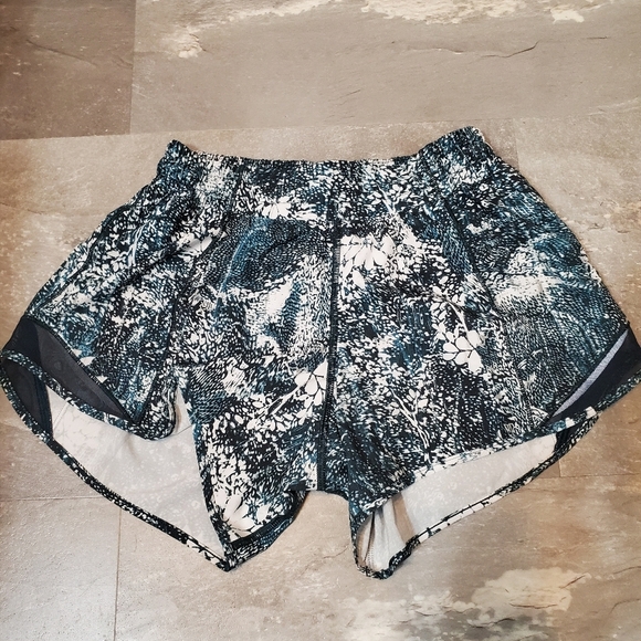 NWOT Lululemon Hotty Hot Short II *Long 4". Liner Blue/ green, white. Size 4. - Picture 5 of 13